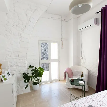 Laila's Cozy Garden House & Guest house 2*