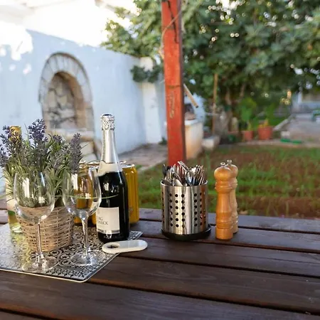 Laila's Cozy Garden House & Guest house 2*